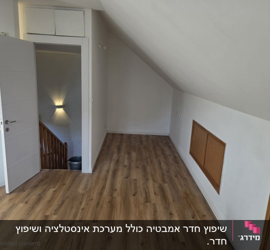 חדר עם רצפת עץ ודלת פתוחה למדרגות